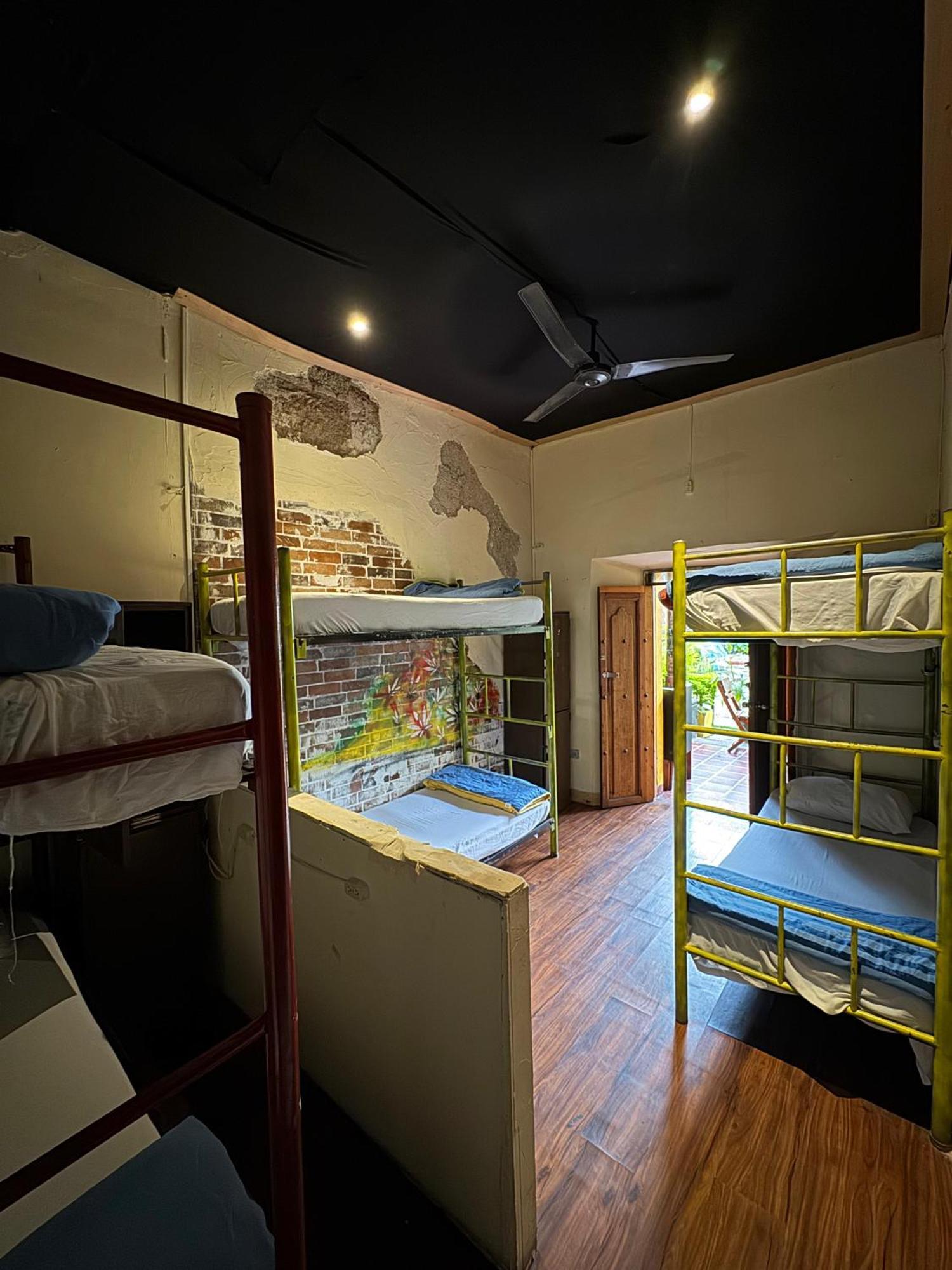 Volko Party Hostel Антигуа-Гватемала Экстерьер фото
